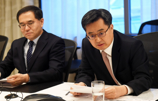 G20 재무장관회의 및 IMF/WB 춘계회의 참석차 미국 워싱턴을 방문중인 김동연 부총리 겸 기획재정부 장관이 20일(현지시간) 페어몽 호텔에서 국제 콘퍼런스콜로 한국GM과 관련한 경제현안 간담회를 하고 있다. <기획재정부 제공>